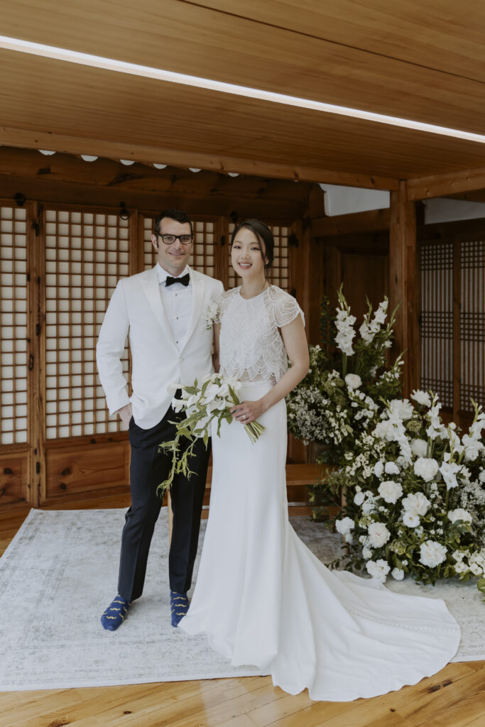 A bride and groom standing in the hanok room of Eum the place in Seoul
